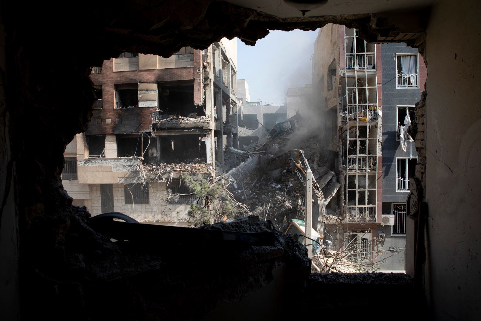 Téhéran Iran 13 juin La vue d'un salon d'un immeuble résidentiel détruit lors d'une attaque d'Israël sur ...