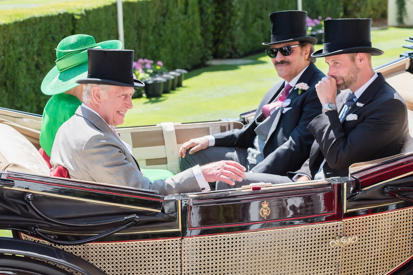 L'image peut contenir Charles Prince of Wales Prince William Duke de Cambridge Suresh Oberoi Person et chapeau