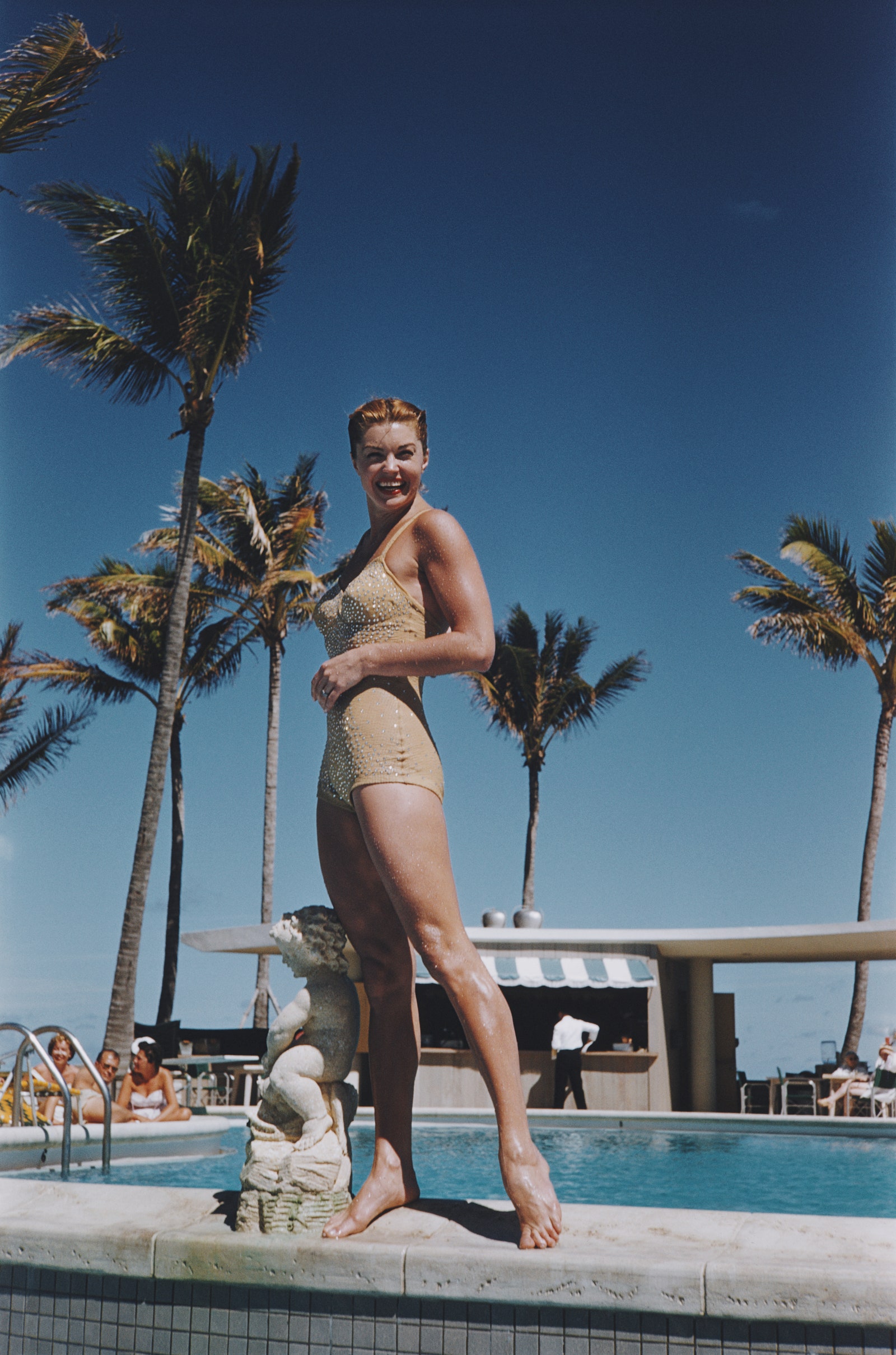 L'image peut contenir l'Esther Williams Personne adulte Palm Plant Tree Vêtements de maillots de bain Summer Pool Eau et le visage