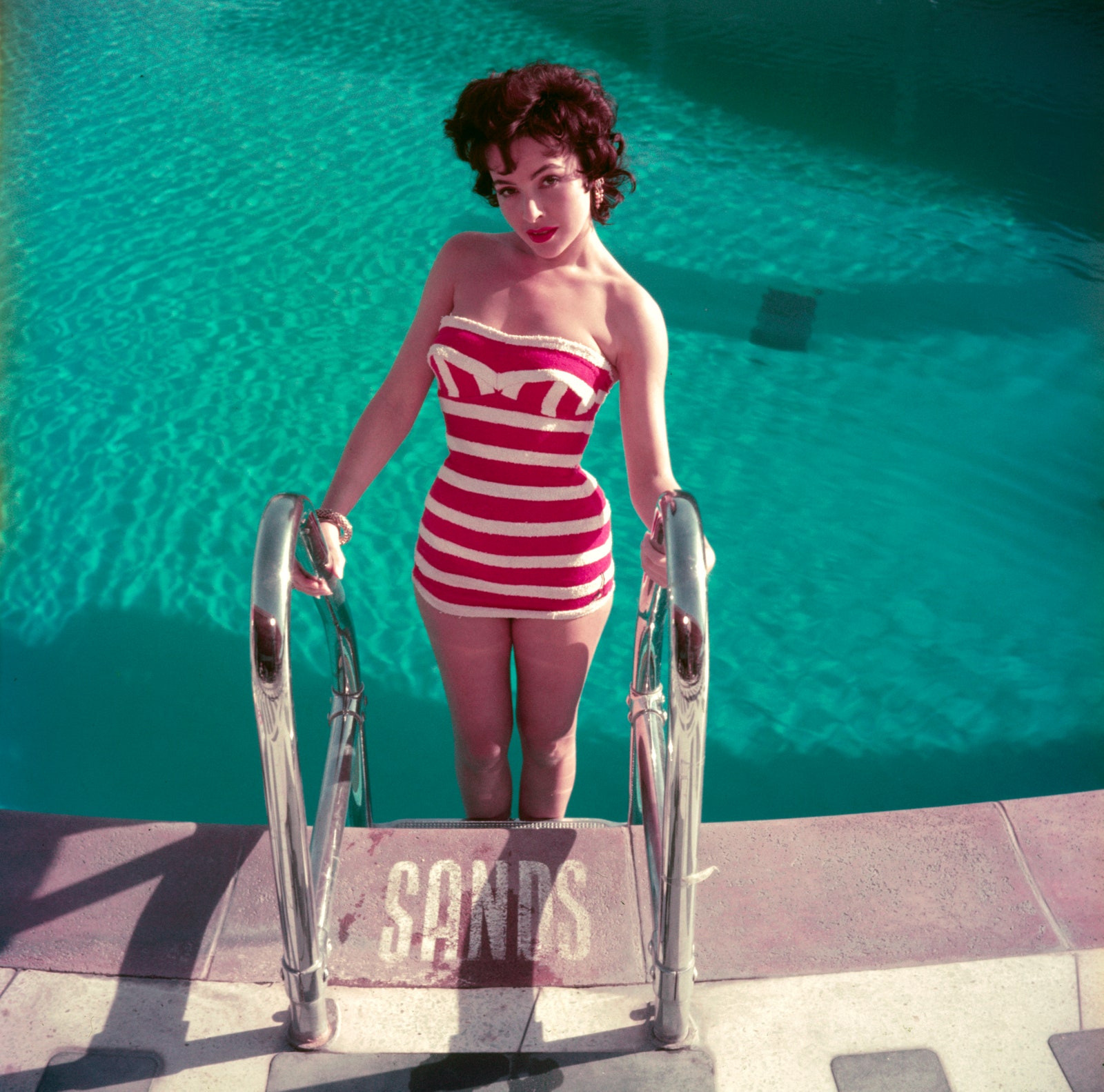 L'image peut contenir Gina Lollobrigida Summer Face Person Personne Photographie Portrait Vêtements de maillots de bain Piscine et eau