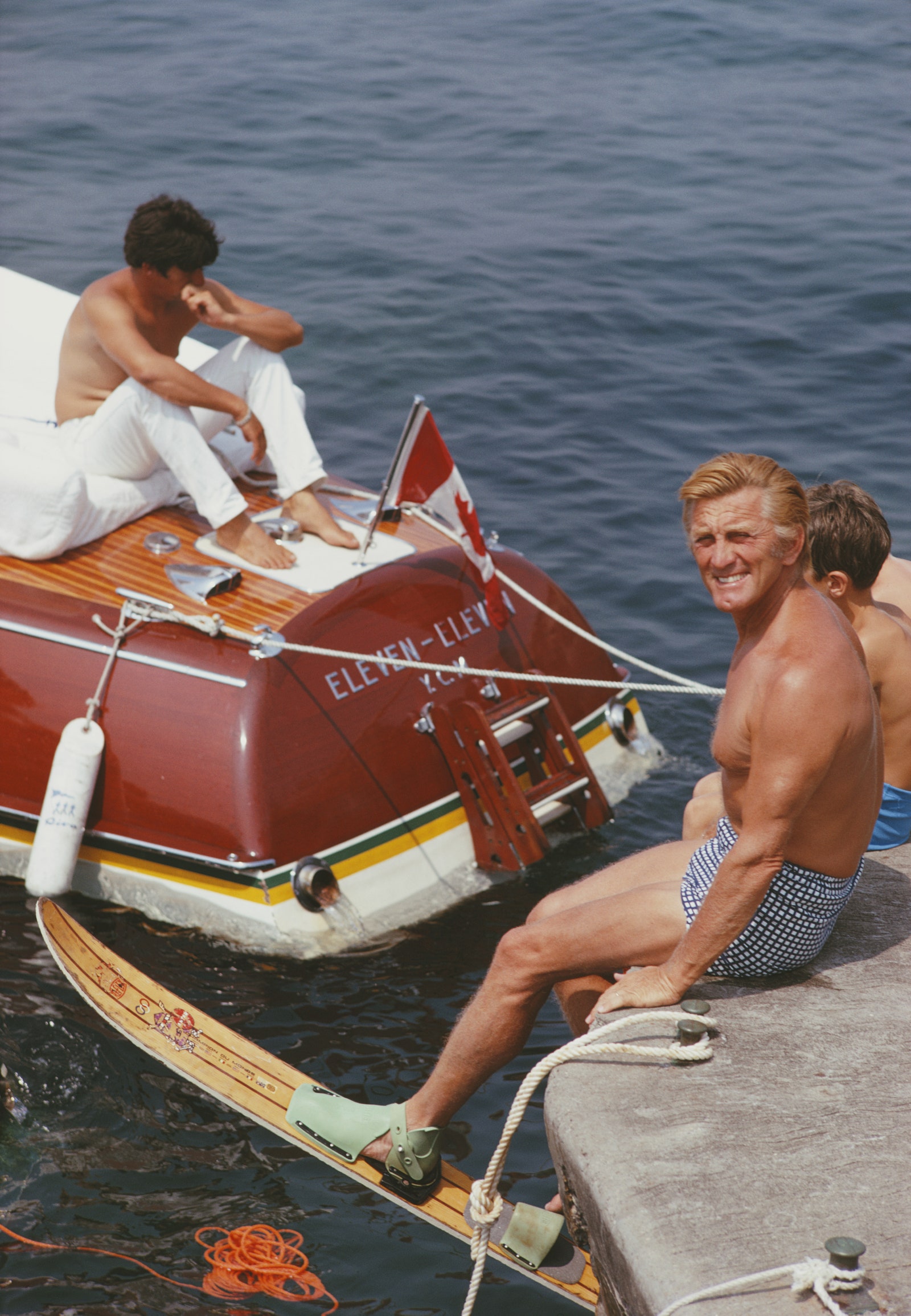 L'image peut contenir Kirk Douglas Transportation Vehicle NEARCRAFT Face Person Personne Photographie Portrait et vêtements