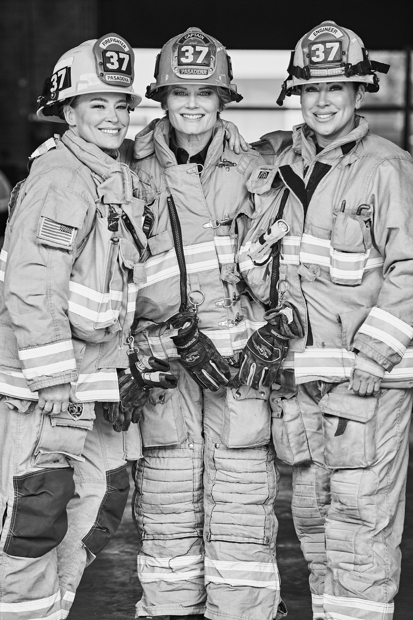 L'image peut contenir un casque de vêtements pour adultes de veste de veste de casse-tête de pompe à tête de pompier et de pantalon