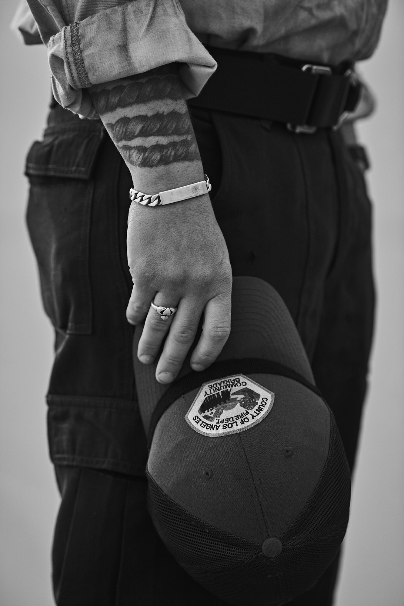 L'image peut contenir le corps du corps doigt des accessoires de personne à main le bracelet et les bijoux