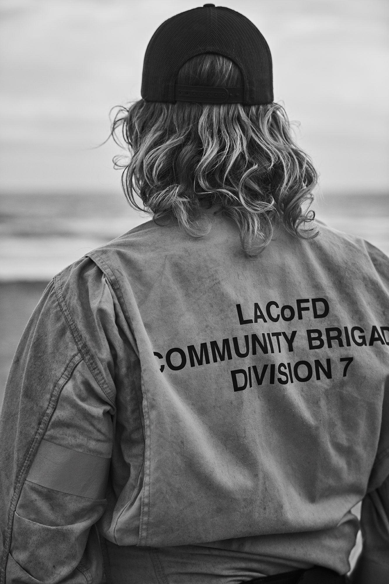 L'image peut contenir une veste de couche de vêtements CAP CAP BASEALBAL CAPILLE PERSONNE ADULT