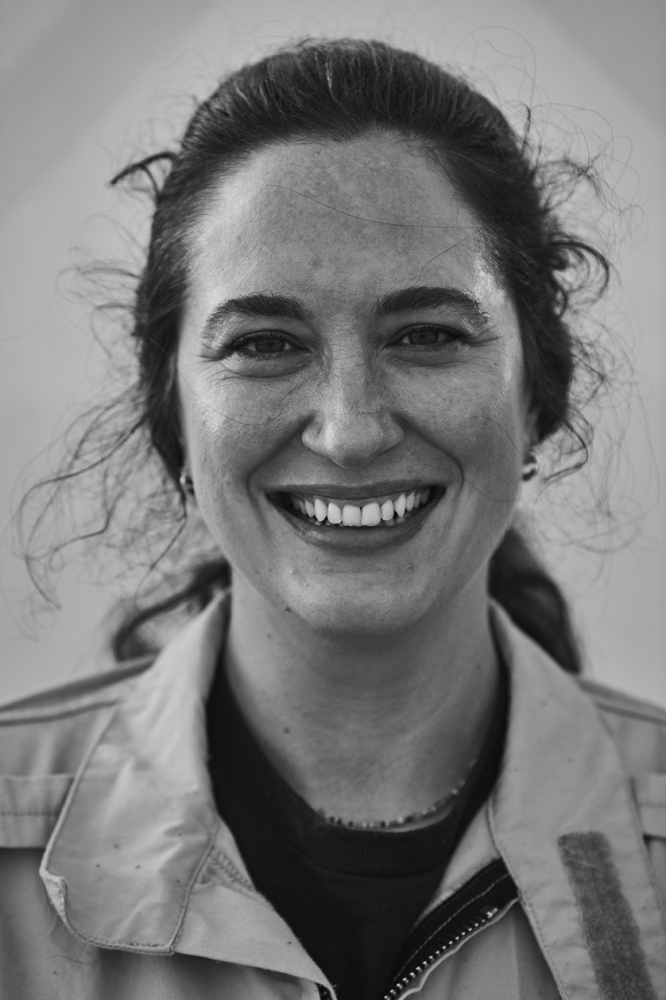 L'image peut contenir la veille plus visage de la tête heureuse Soumilage Photographie Portrait Port Adult Corps Part Neck and Clothing