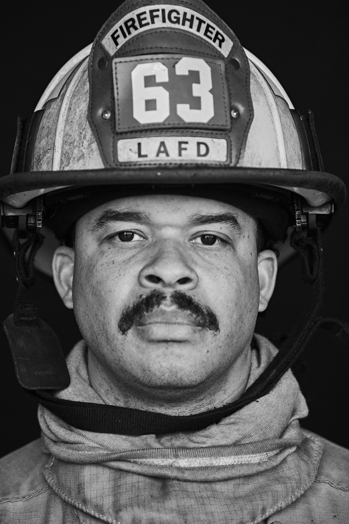 L'image peut contenir des vêtements Hardhat Casque Face Person Personne Portrait et adulte