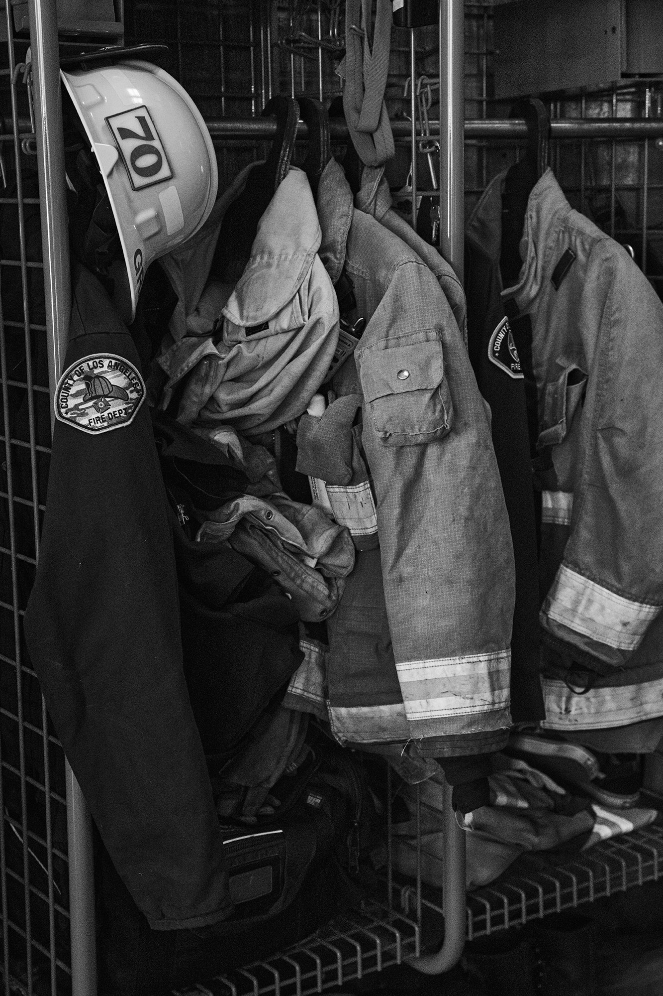 L'image peut contenir une couche de vêtements en veste de travailleur de la personne de casque et adulte