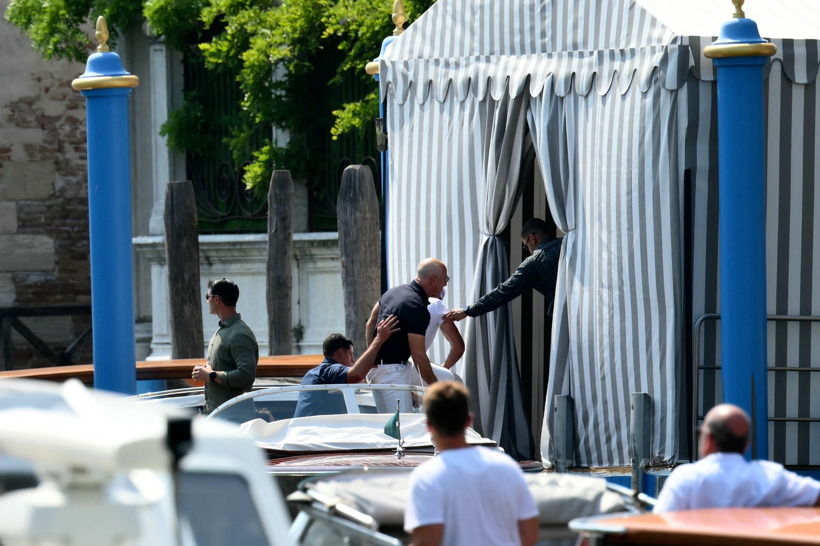 L'image peut contenir le transport et le véhicule des voitures adultes de la personne