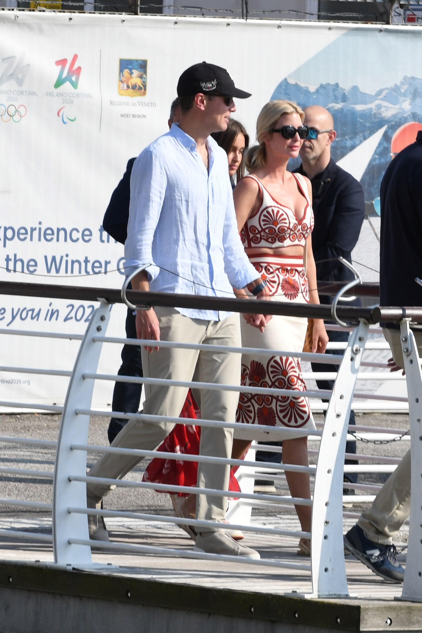 L'image peut contenir Nick Watney Ivanka Trump Angie aparo Vêtements de chaussures Accessoires de chaussures