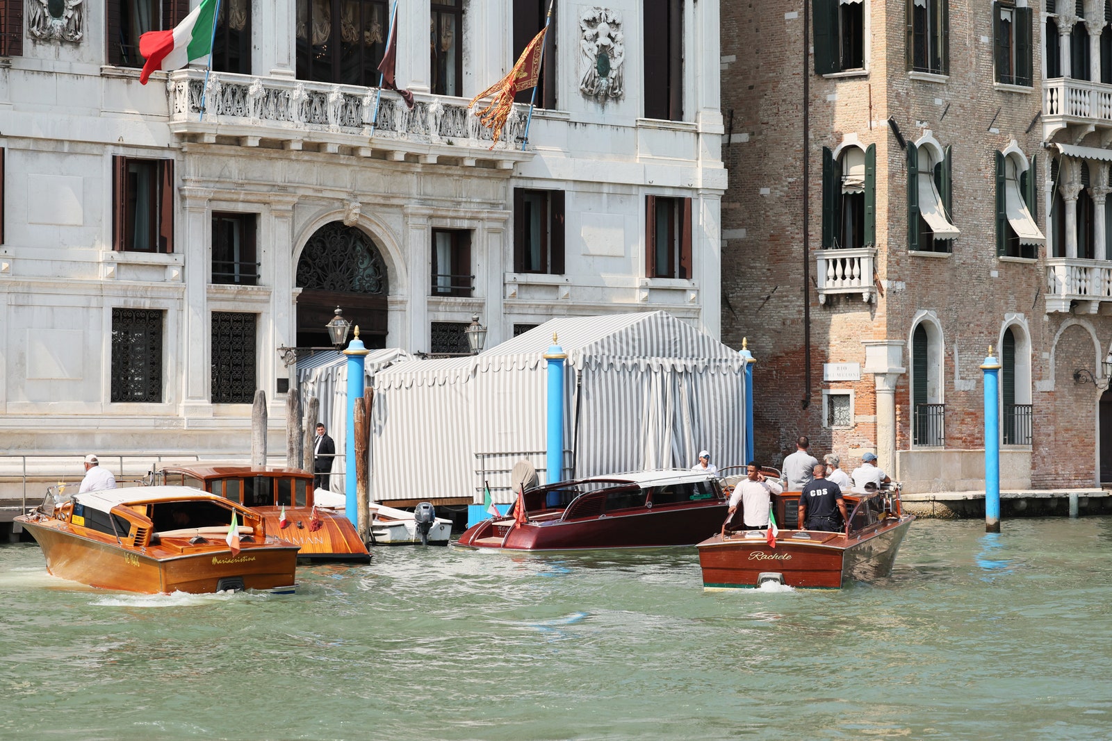 L'image peut contenir le transport de bateaux de drapeau.