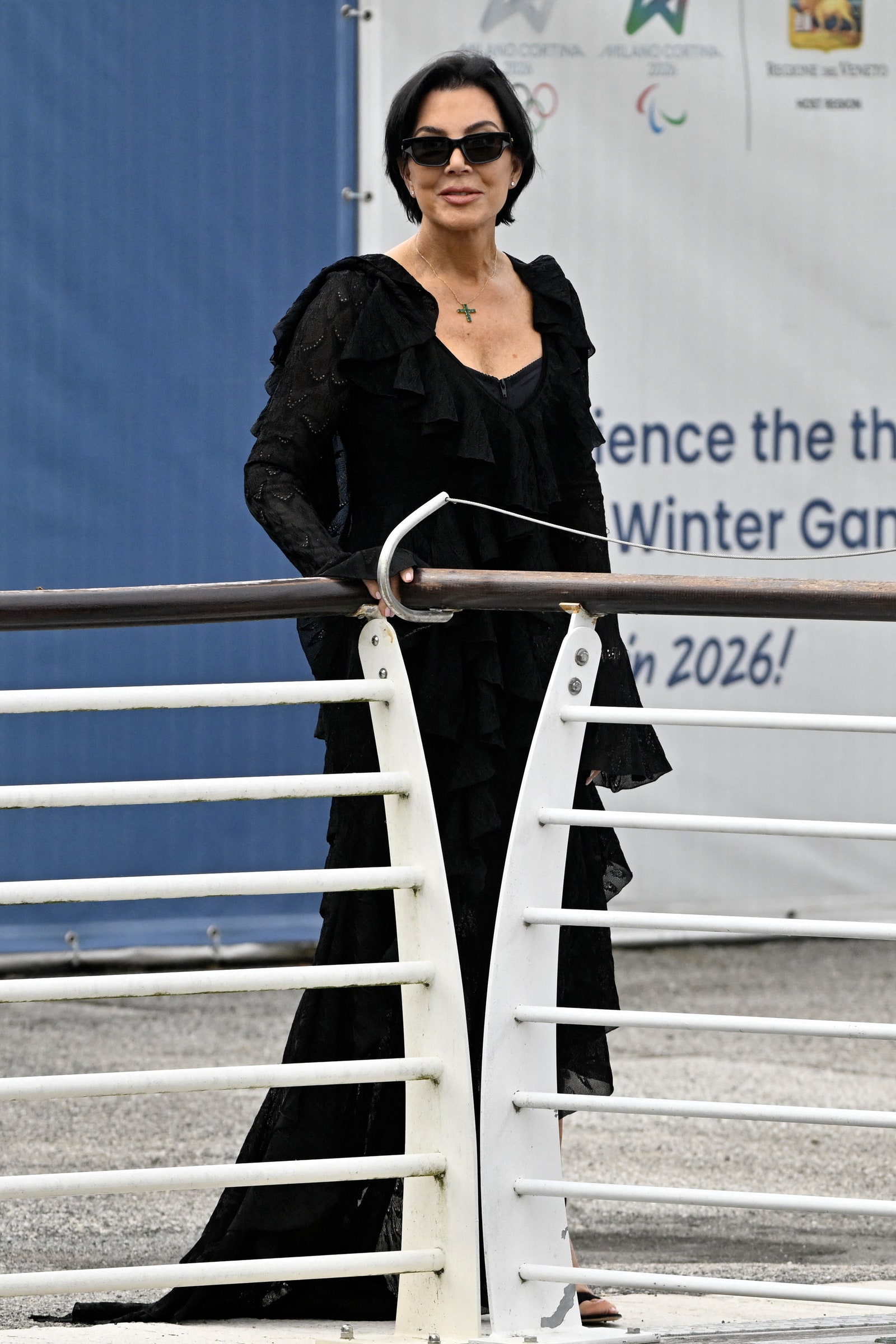 L'image peut contenir Kris Jenner Personne noire Hair Accessoires Lunets Adultes