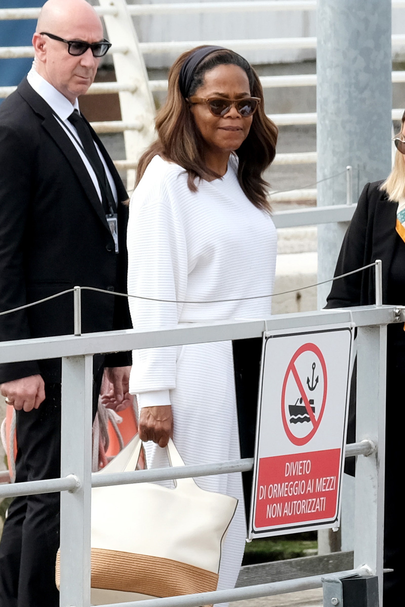 L'image peut contenir Oprah Winfrey Siavash Ghomayshi Adulte Person accessoires Sac à main