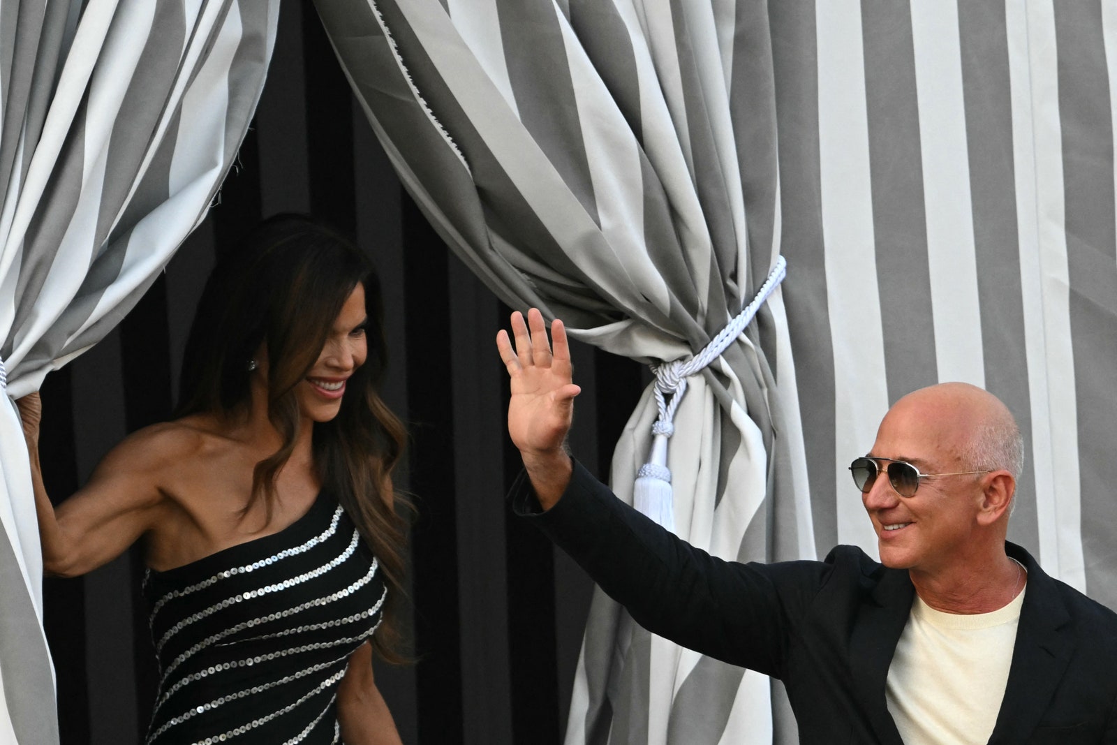 L'image peut contenir Jeff Bezos Laura Snchez Personne adulte Accessoires Lunets Face et rideau