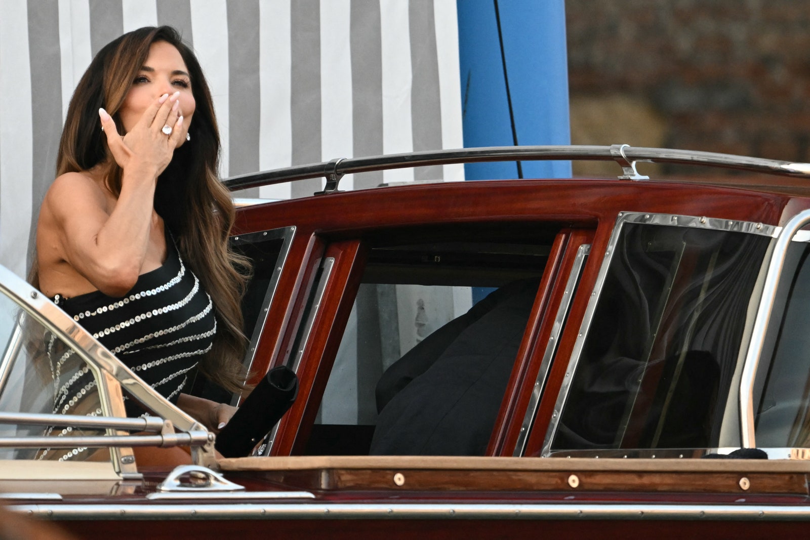 L'image peut contenir Laura Snchez Face Head Personne Adulte Smoke Car Transportation Véhicule Accessoires et bijoux