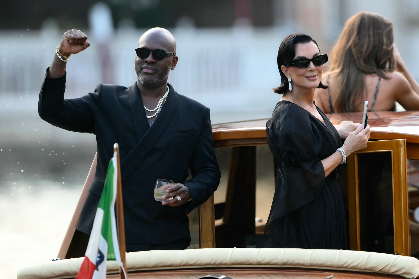 L'image peut contenir Kris Jenner Personne adulte des accessoires de coupe