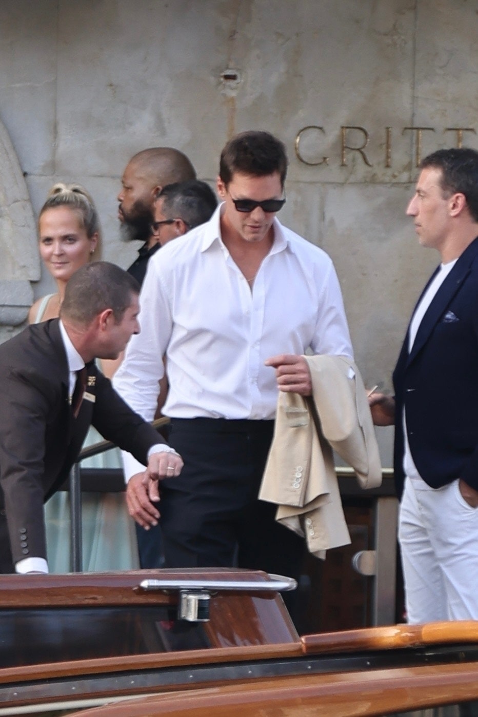 L'image peut contenir des accessoires de personne adulte de Tom Brady