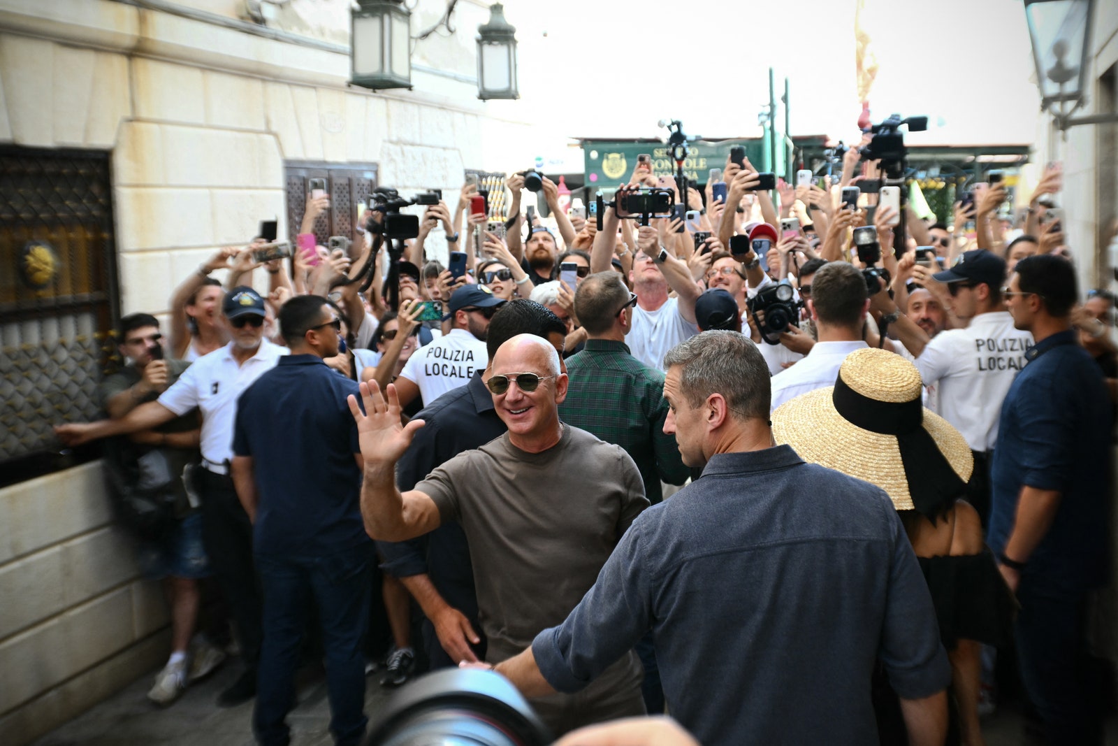 L'image peut contenir Jeff Bezos Diego Nargiso Pablo Larrazbal Sonny Osborne Paparazzi Person Clothing et chaussures