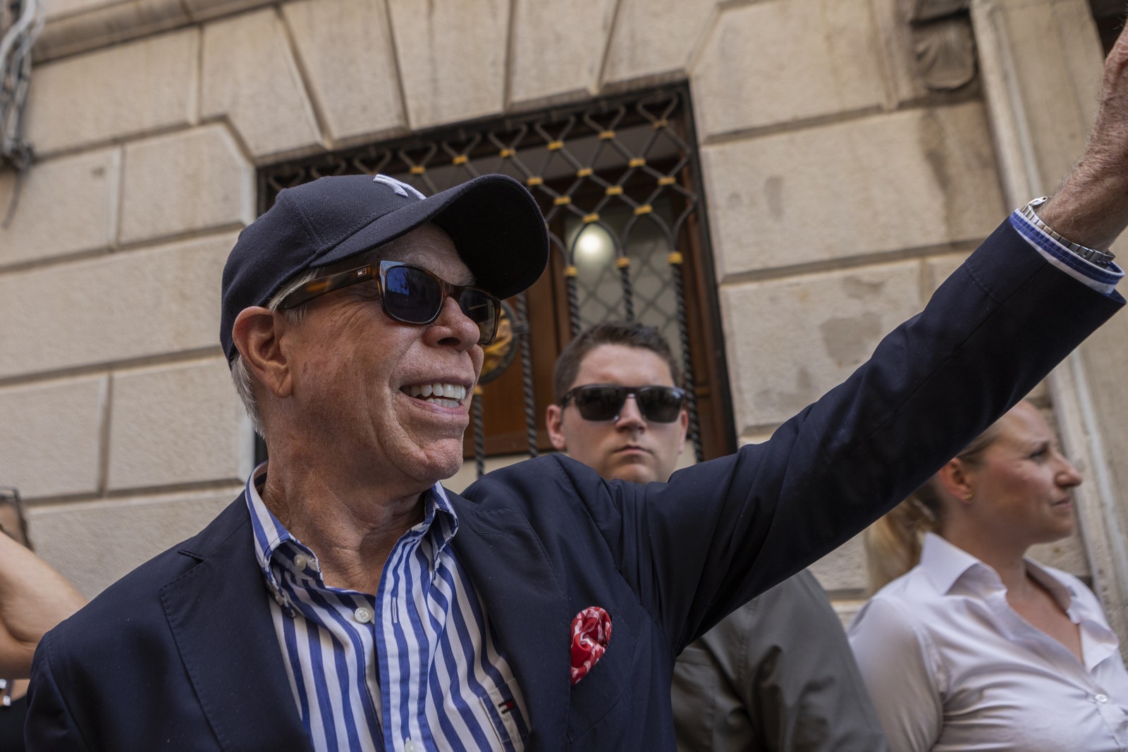 L'image peut contenir une casquette de casquette de casquette de vêtements accessoires de lunettes de soleil