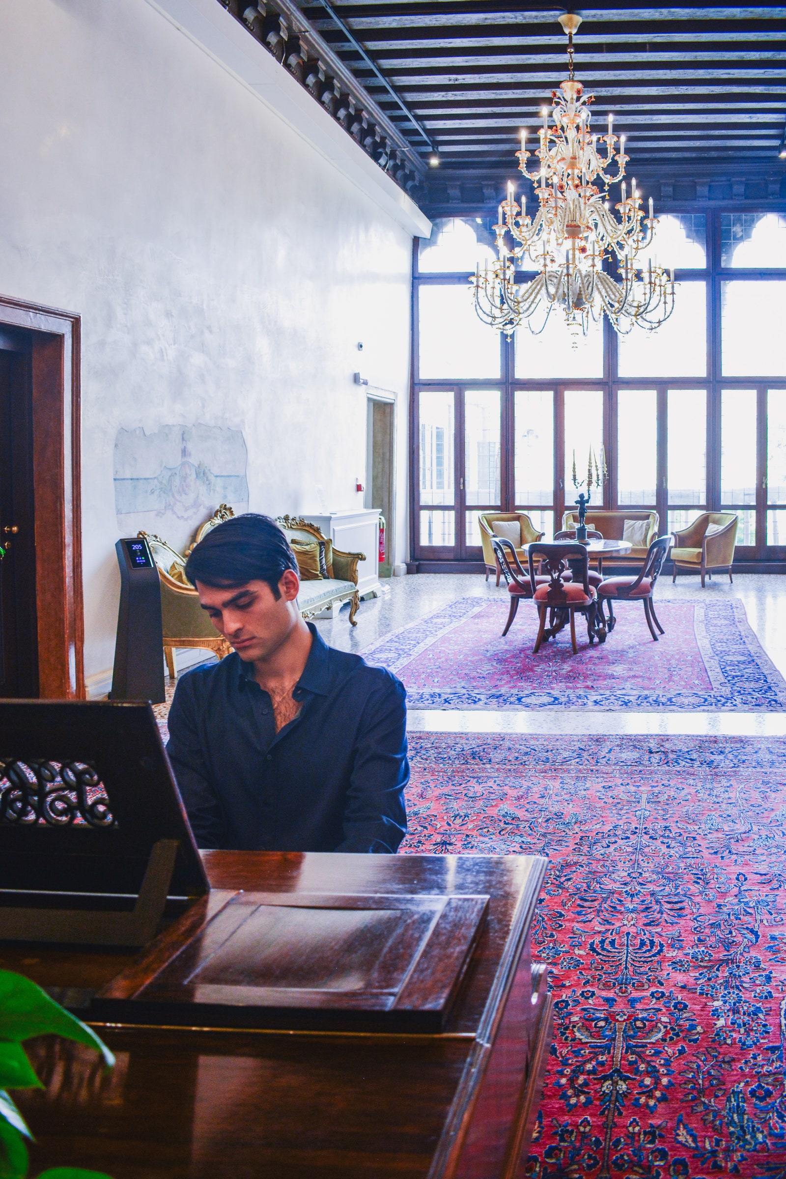 L'image peut contenir une table de meubles de lampe de lustre