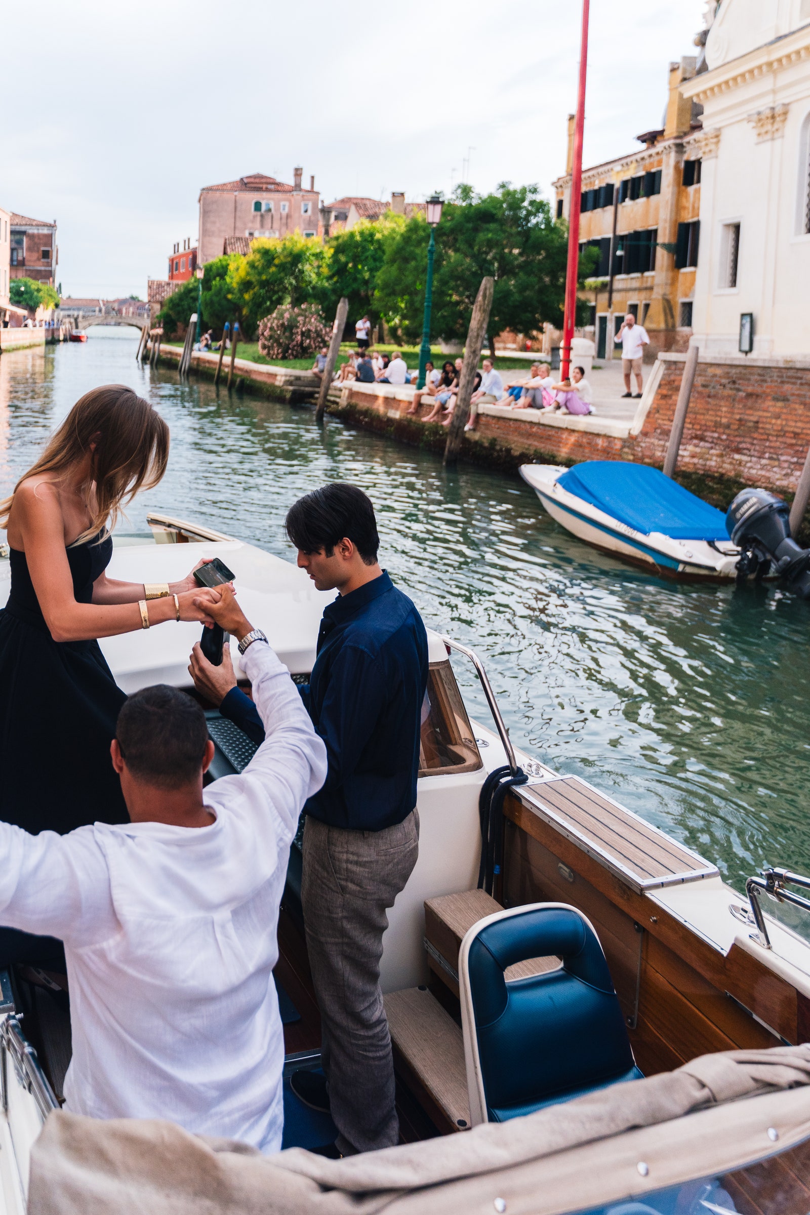 L'image peut contenir de la photographie de transport de bateaux véhicules pour adultes Personne de chaise meubles de chaise de chaise de chaise de yacht et de chaussures