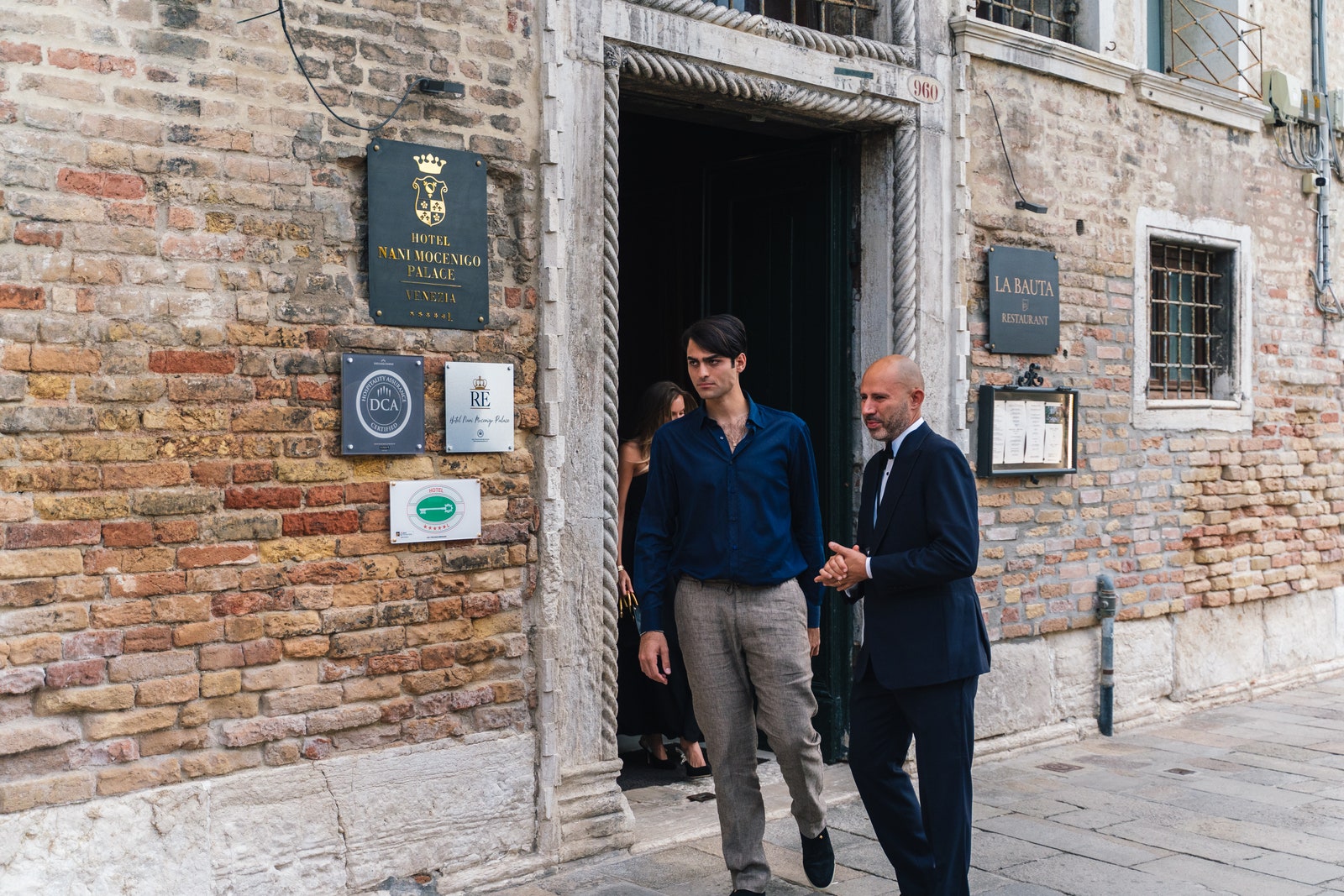 L'image peut contenir Mayank Anand Vêtements Footwear Shoe Person adulte Blazer Mabet Veste Corps Partie et ville