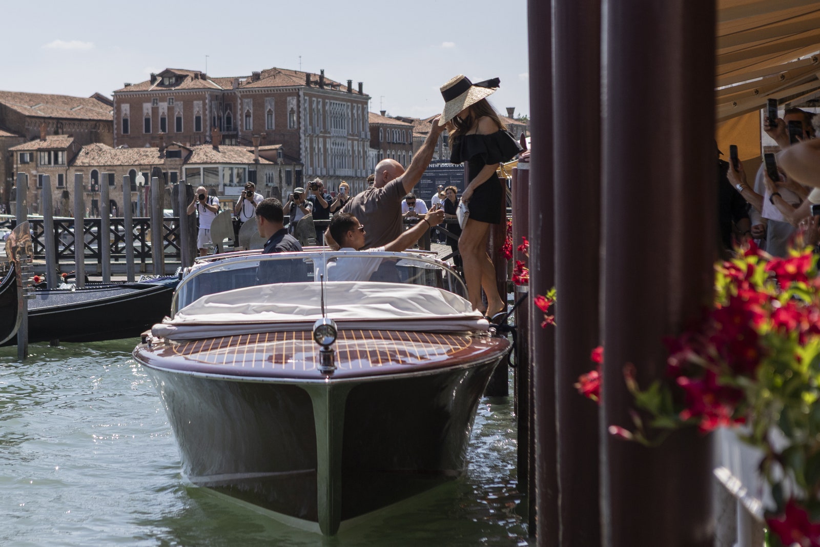 L'image peut contenir des vêtements adultes chapeau de bateau transport de bateau