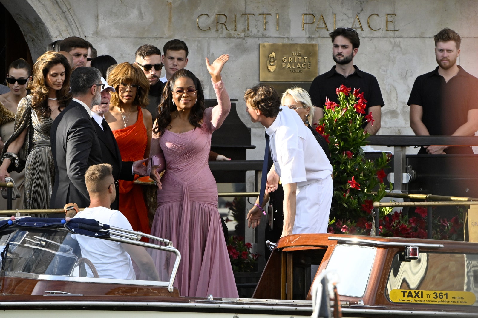 L'image peut contenir Oprah Winfrey CJ Beathard Gayle King Michelle Carusocabrera Mitchel Resnick and Flower