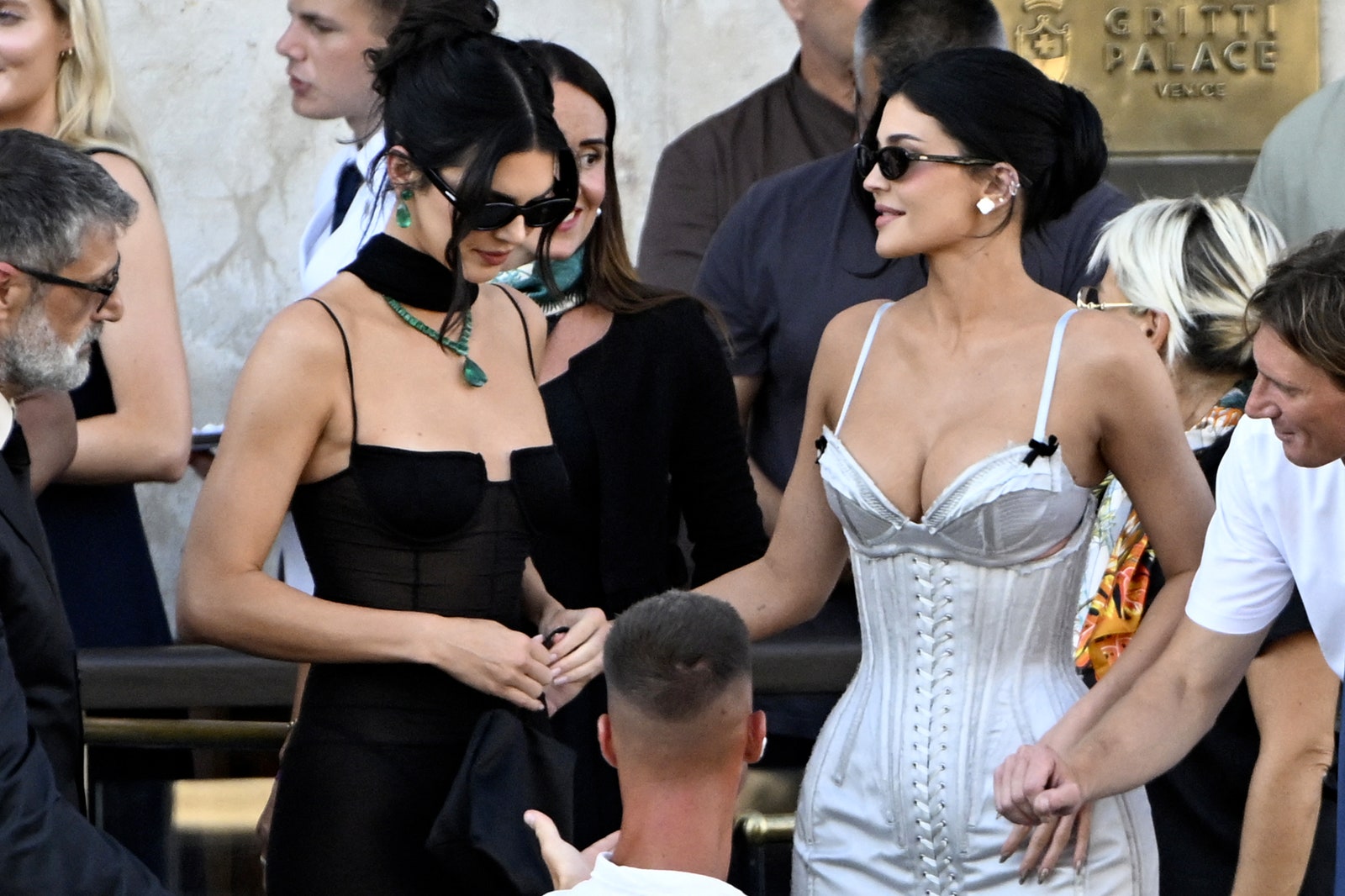L'image peut contenir Kendall Jenner Kylie Jenner Personne adulte Accessoires Lunettes Bijoux Collier et mode