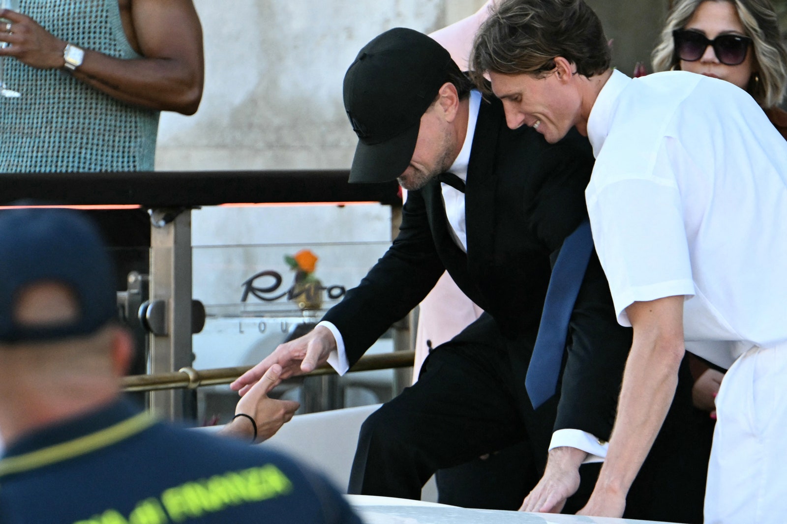 L'image peut contenir Lauren Collins Vêtements d'usure formelle Associé accessoires Bracelet Bijoux Lunes et bracelet