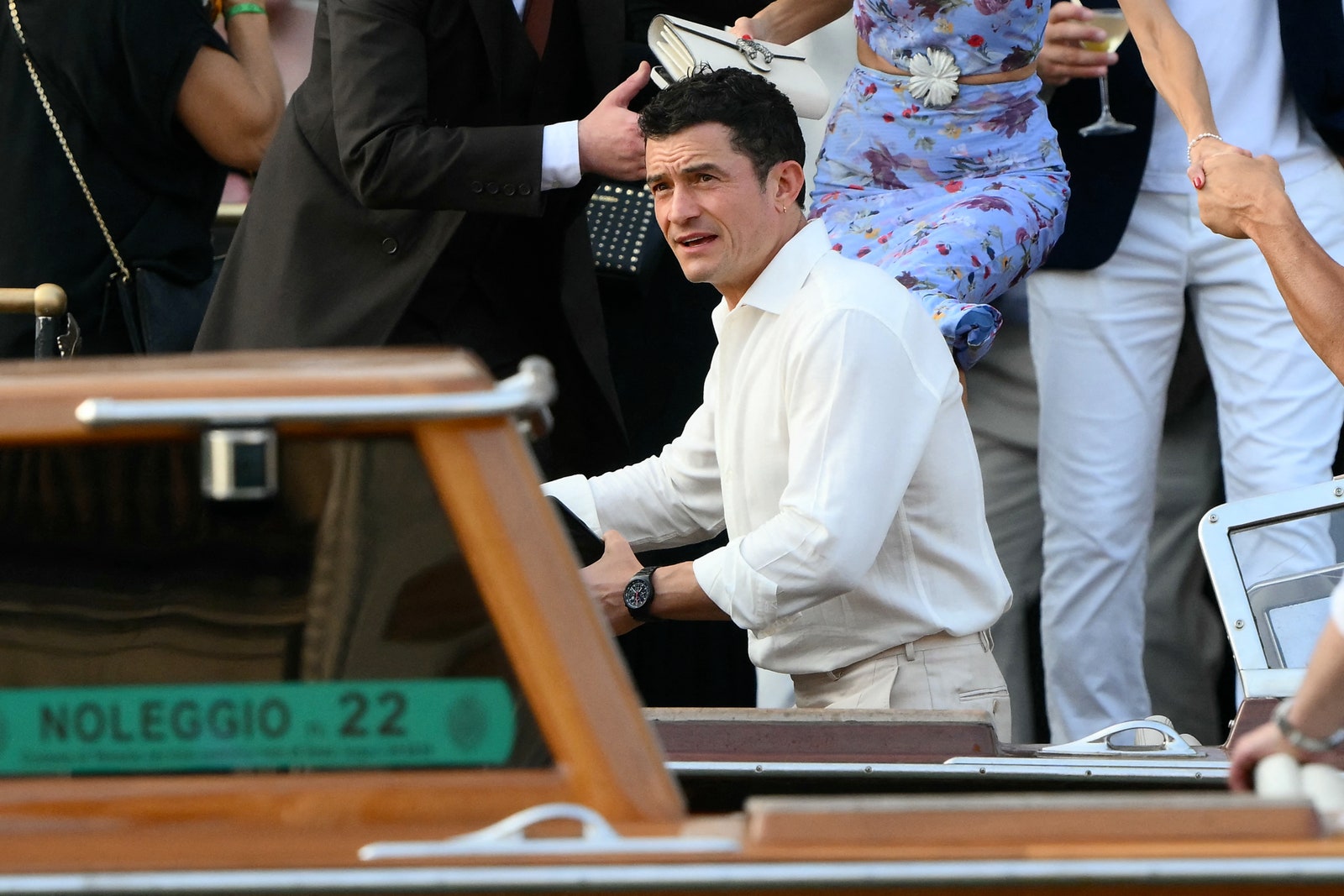 L'image peut contenir Orlando Bloom Wristwatch Personne adulte de chaise de chaise accessoires Collier et vêtements de bijoux