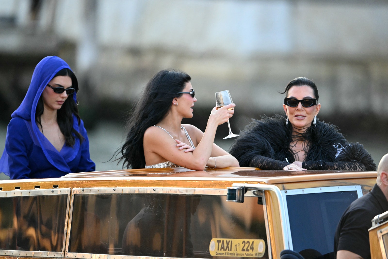 L'image peut contenir Kris Jenner Kendall Jenner Personne adulte Accessoires Lunettes de soleil