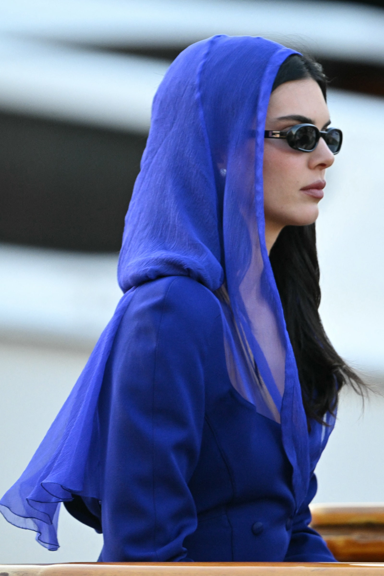 L'image peut contenir Kendall Jenner Adult Person Vêtements Capy Hood Accessoires Lunes et mode