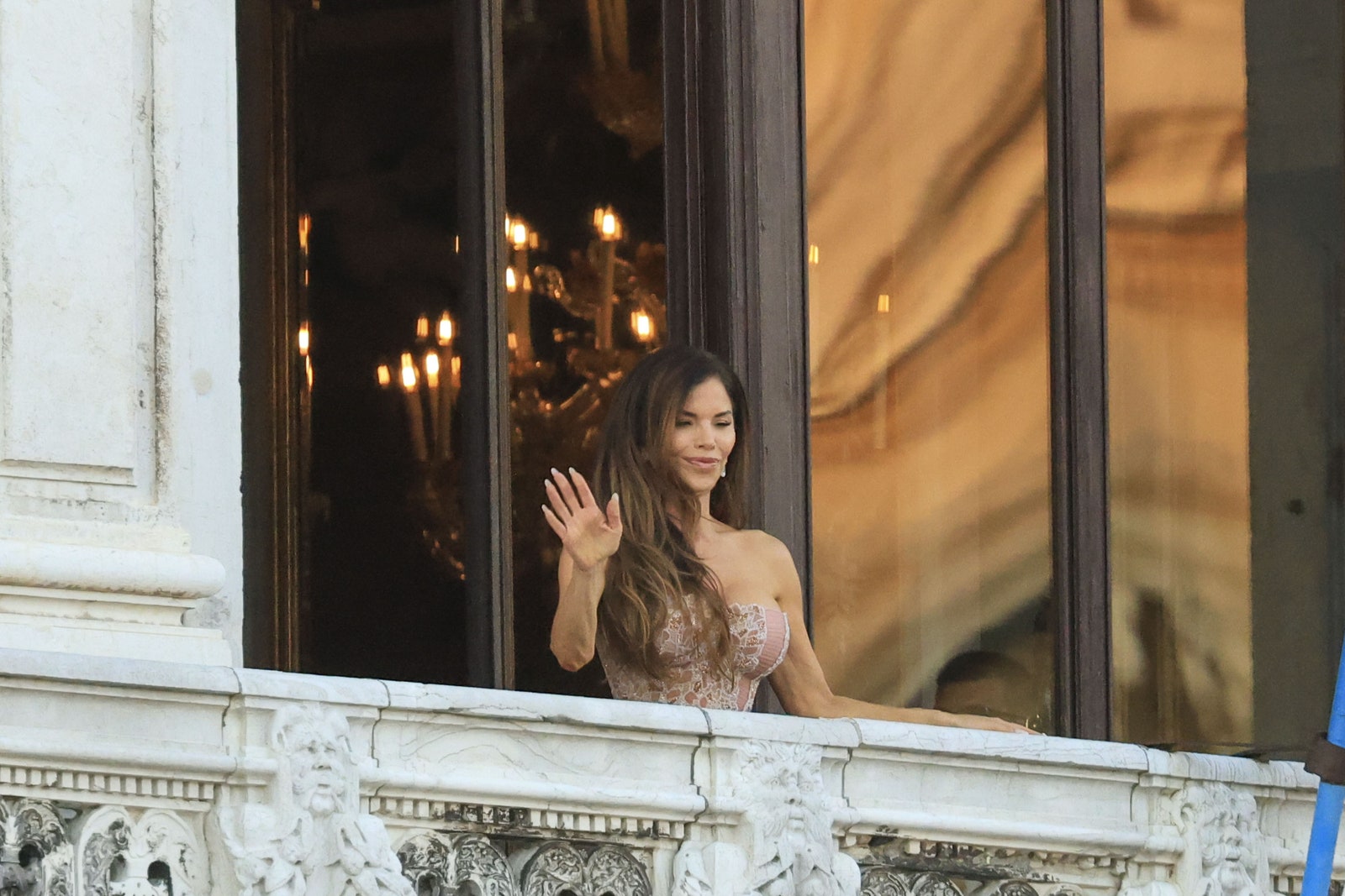 L'image peut contenir Laura Snchez Adult Person Bathing and Candle