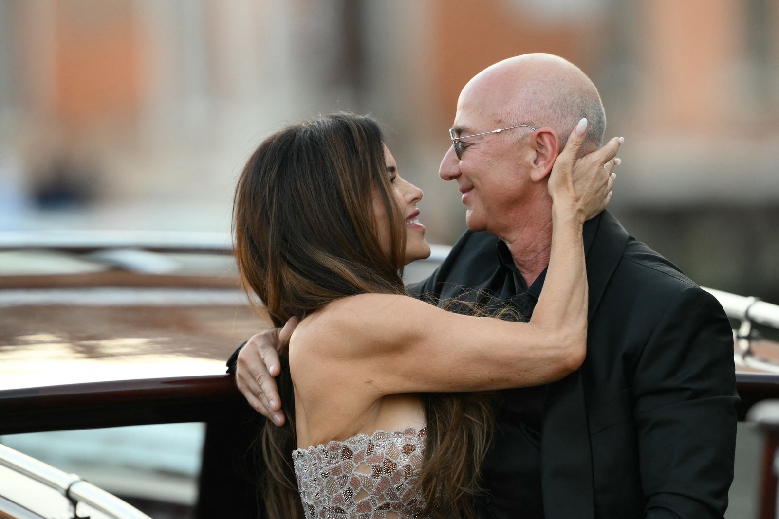 L'image peut contenir Jeff Bezos Laura Snchez Personne Accessoires Lunettes Étreignant la tête de la tête Photographie et portrait