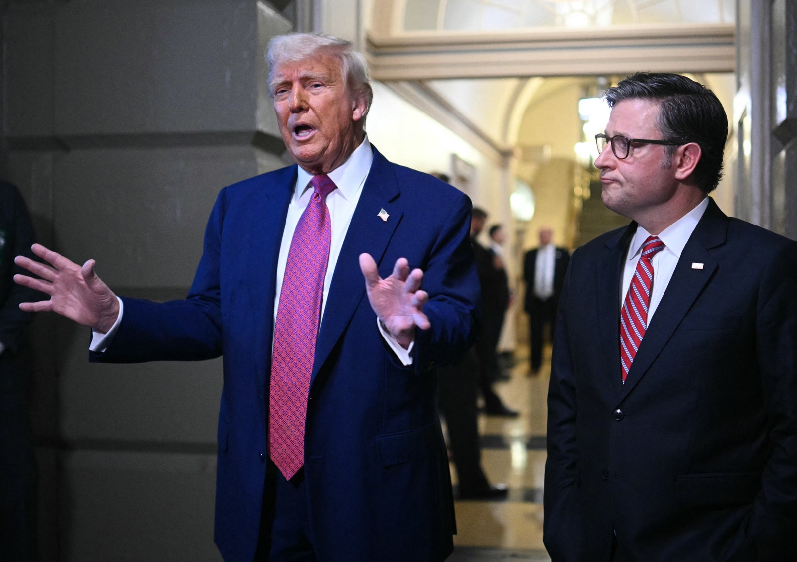 L'image peut contenir des accessoires de personne Donald Trump Personnes Forme de vêtements de vêtements de veste de blason de veste et adulte