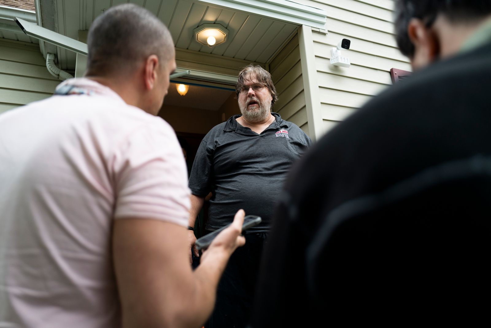 L'image peut contenir des lunettes de téléphone mobile pour adultes de lampe pour adultes lunettes de téléphone mobile et conversation