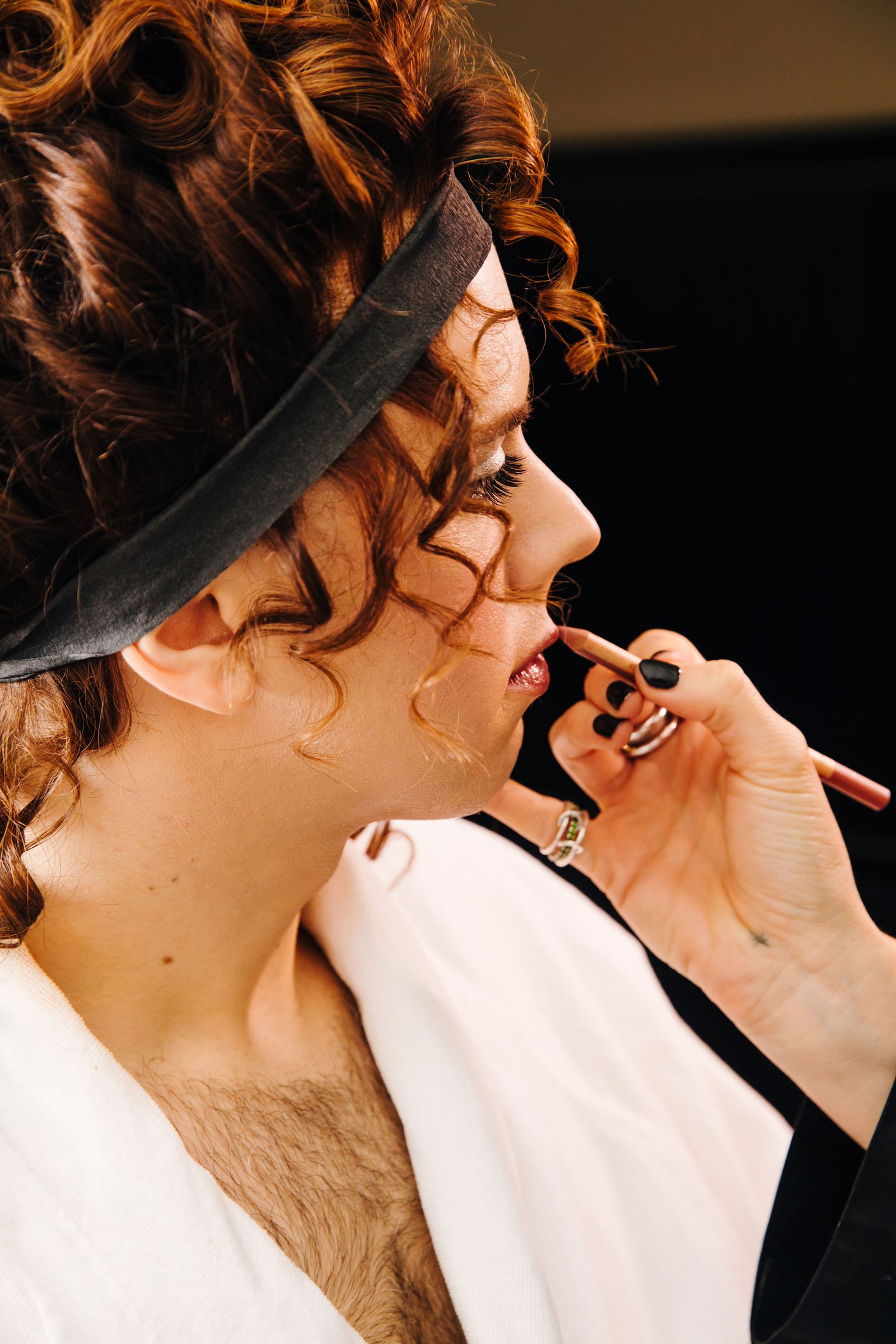 L'image peut contenir des cosmétiques accessoires pour adultes maquillage de bijoux et stylo