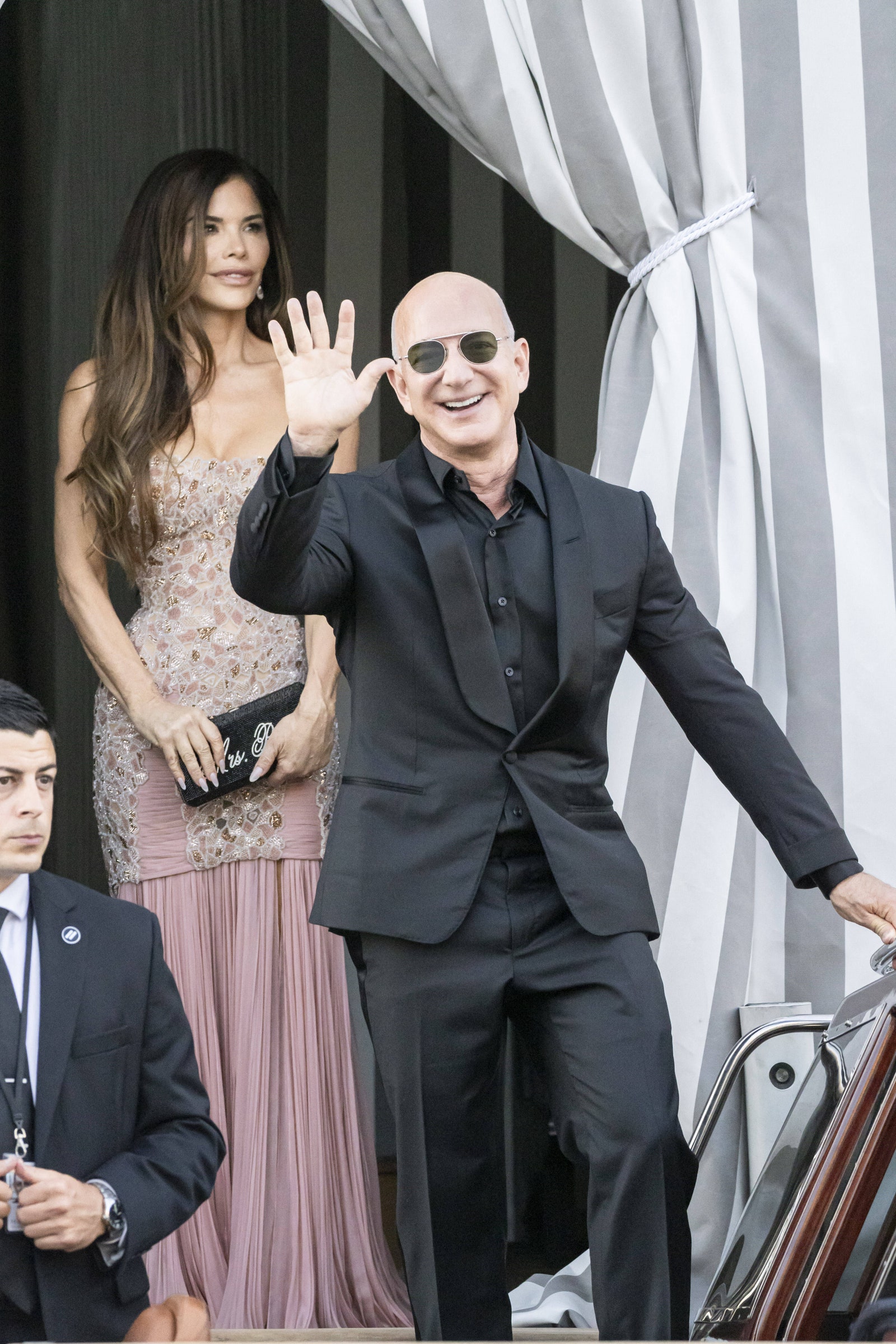 L'image peut contenir Jeff Bezos Laura Snchez Christopher Mintzplasse Blazer Clothing Coat Jacket Formel Ush et Suit