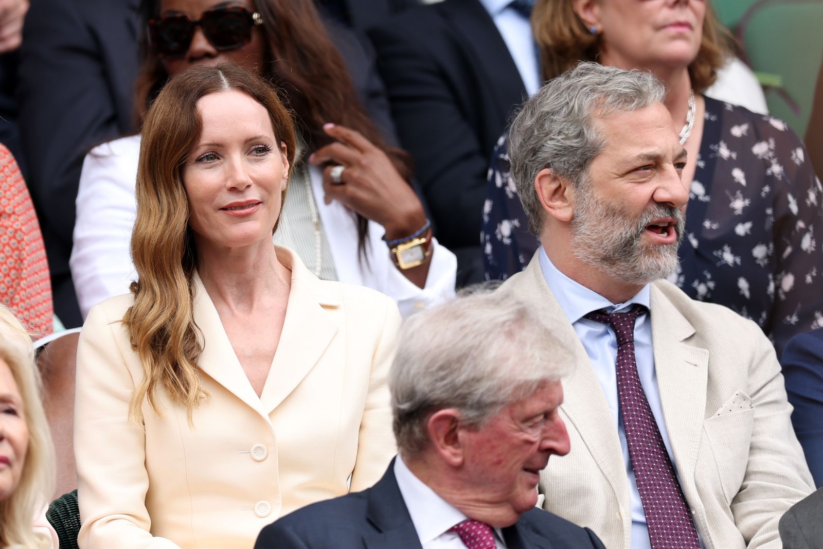 L'image peut contenir Judd Apatow Leslie Mann Roy Hodgson Nancy Holder Accessoires d'usure formelle Tie Personne et visage