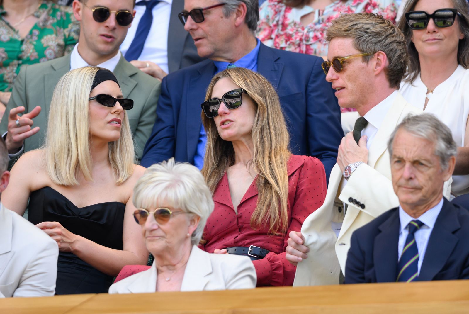 L'image peut contenir Cameron Douglas Eddie Redmayne Jay Benedict Mollie King Accessoires Forme d'usure et lunettes