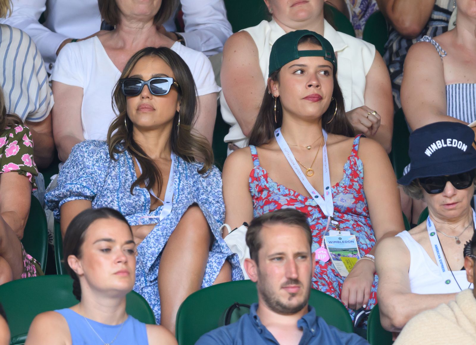 L'image peut contenir Lacey Schwartz Jessica Alba ACCESSOIRES LOCES SUMPLASSES BASEAL BASE CAP