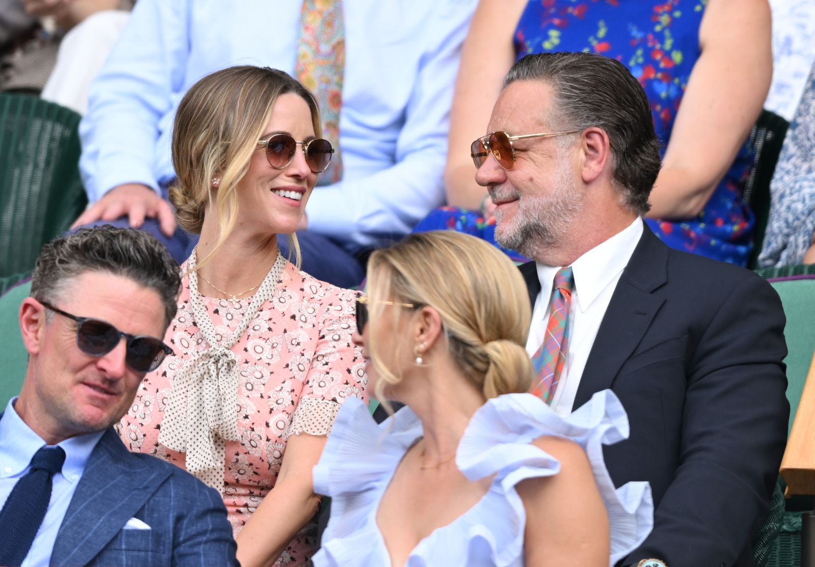 L'image peut contenir Justin Rose Russell Crowe Accessories Lunettes de soleil Formelles de vitesses à vitesses Adult Personne et mariage