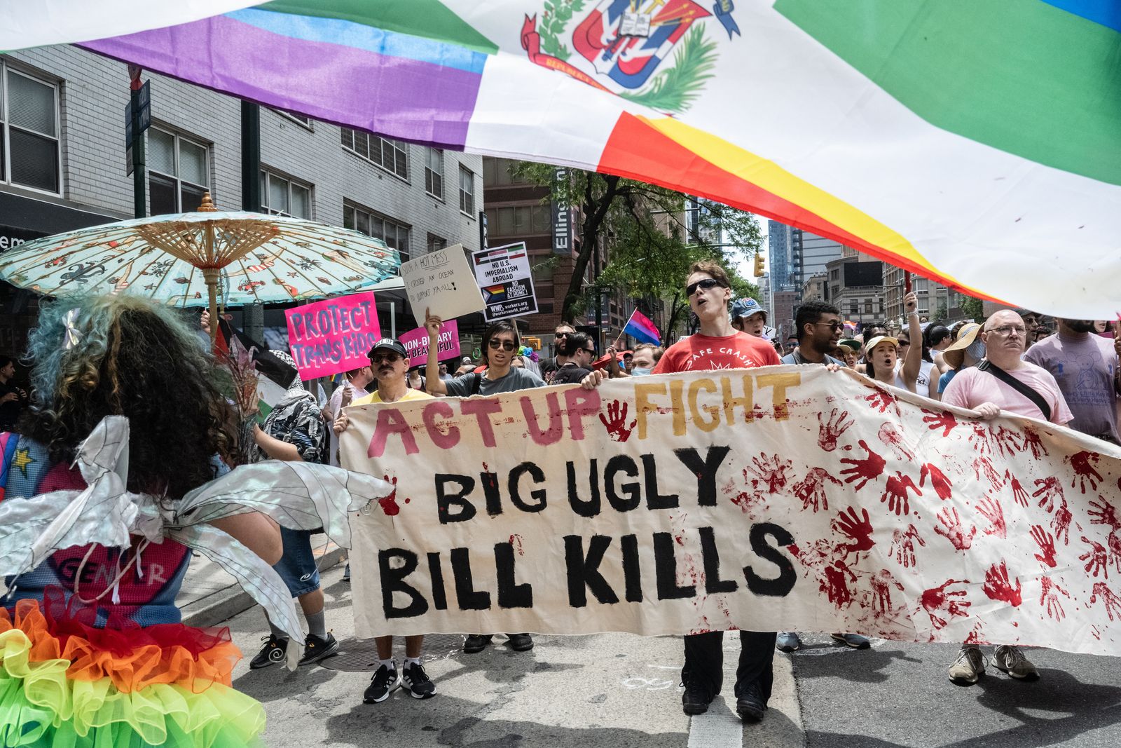 L'image peut contenir Jamie Campbell Bower Gigi D'Agostino Brandon Flynn Parade Personne de chaussures de vêtements et adulte