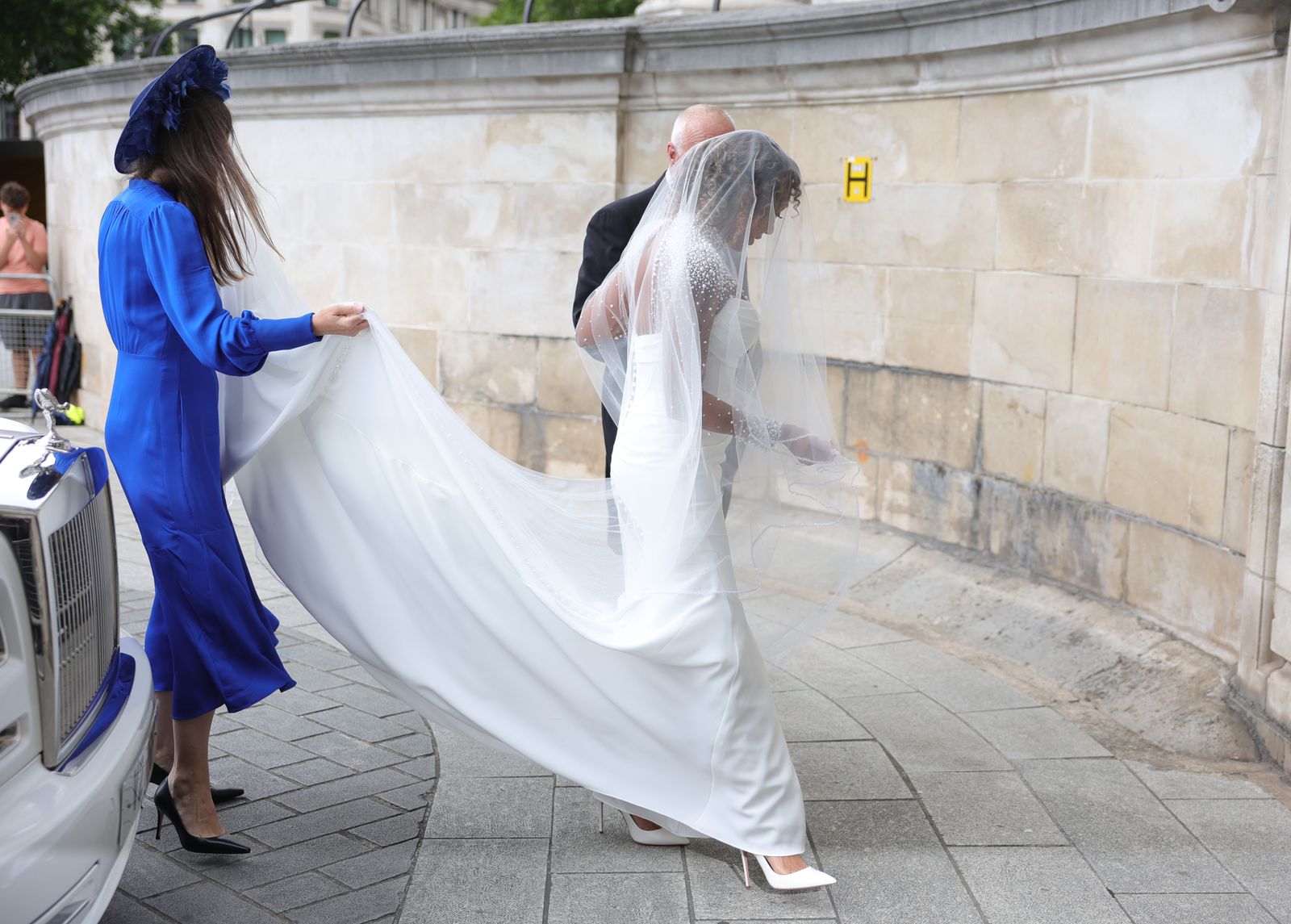 L'image peut contenir la robe de vêtements de la mode de tenue formelle robe de mariée