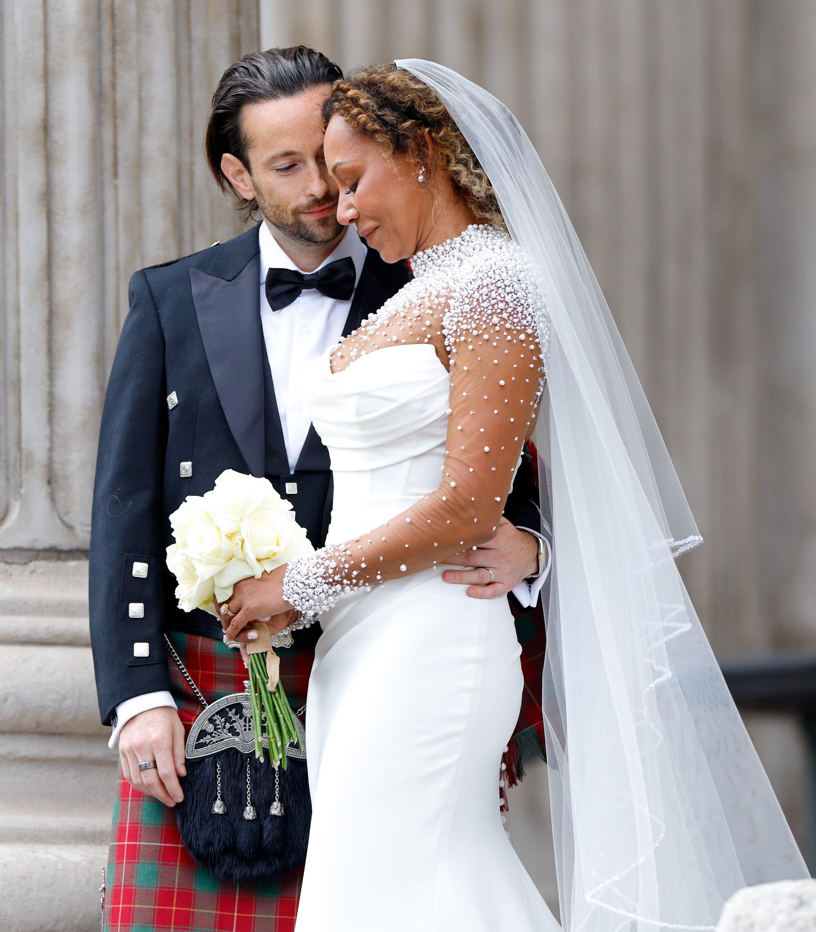 L'image peut contenir des accessoires Brown Melanie Forme d'usure à vitesses adultes Sac de mariage Sac de mariage Bijoux et bague