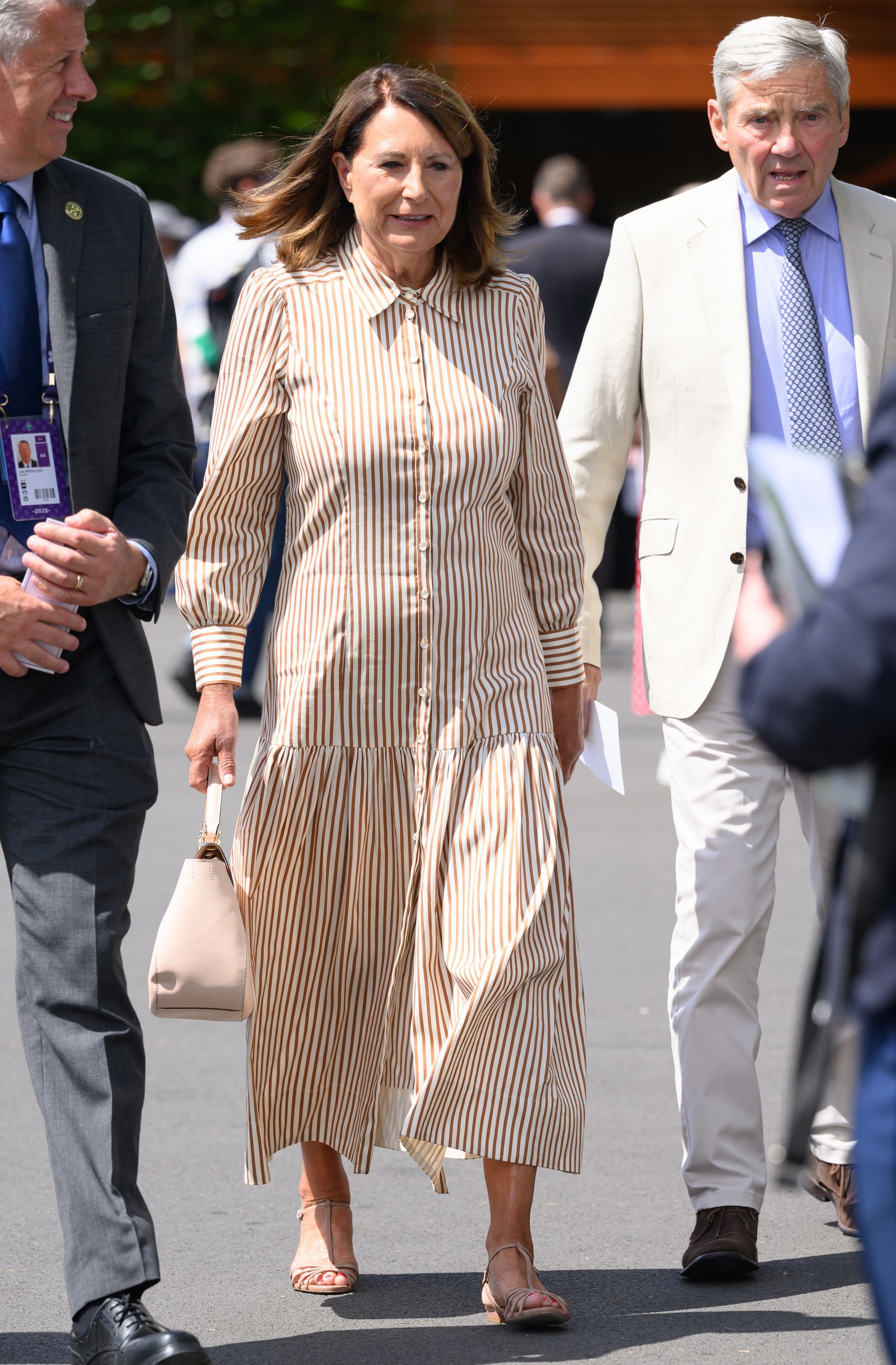 L'image peut contenir Carole Middleton Dave Richardson Personne pour adultes Vêtements de chaussures accessoires et usure formelle