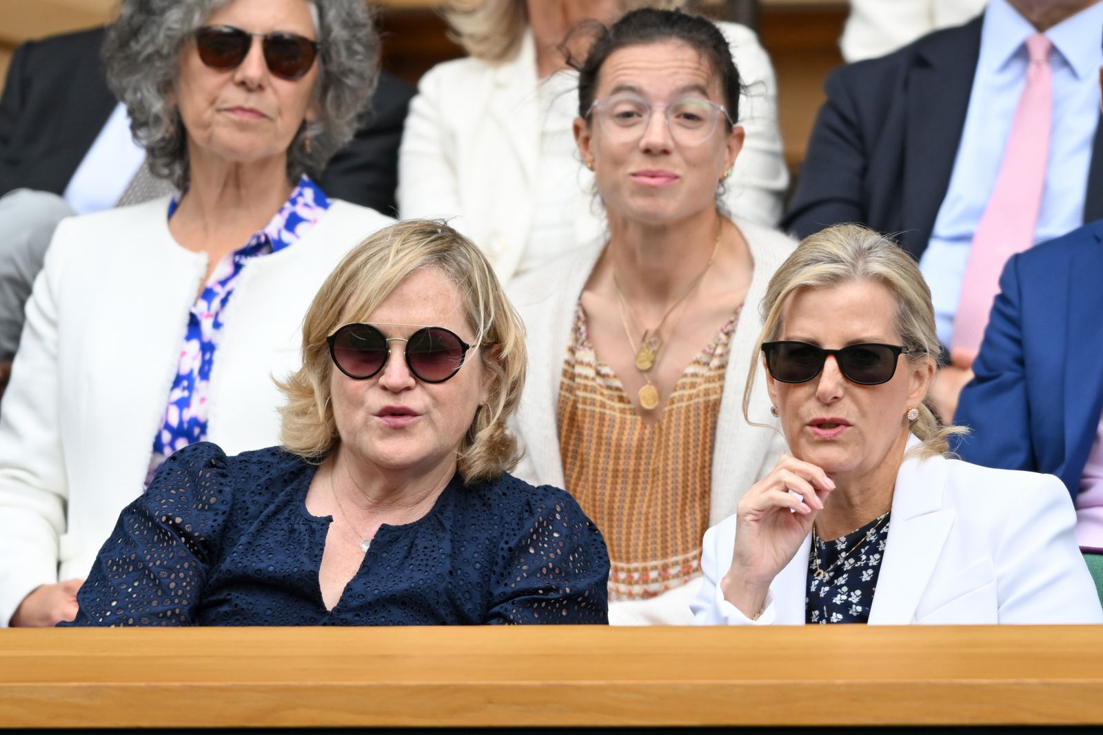 L'image peut contenir Antonia San Juan Sophie comtesse de Wessex accessoires verres personnes personne adulte et bijoux