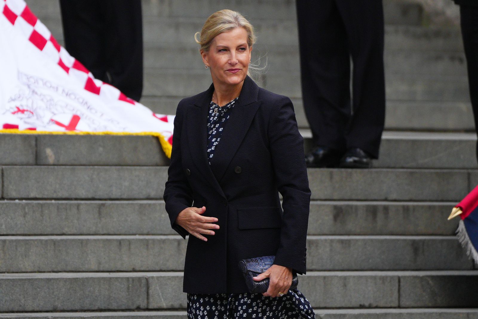 L'image peut contenir la comtesse Sophie de Wessex Person Blazer Clothing Coat Veste de chaussures de chaussures et accessoires pour adultes