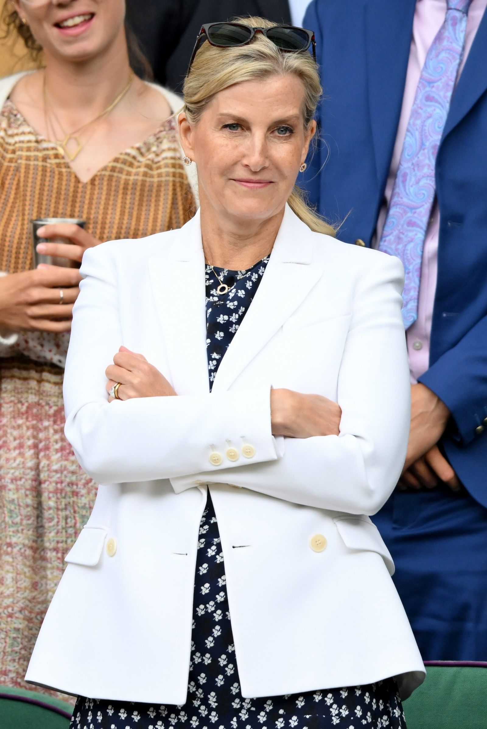 L'image peut contenir la comtesse Sophie de Wessex Blazer Clothing Coat Veste Personne d'usure formelle et accessoires