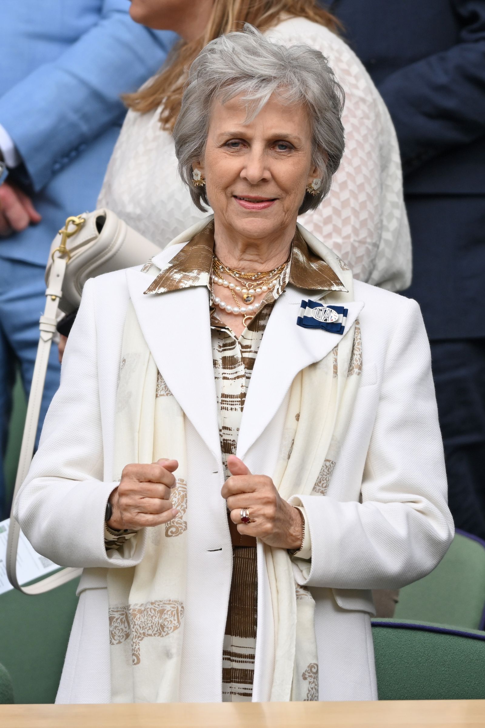 L'image peut contenir Sheila Fitzpatrick personne accessoires de mariage adultes bijoux de chaise de bijoux meubles et collier